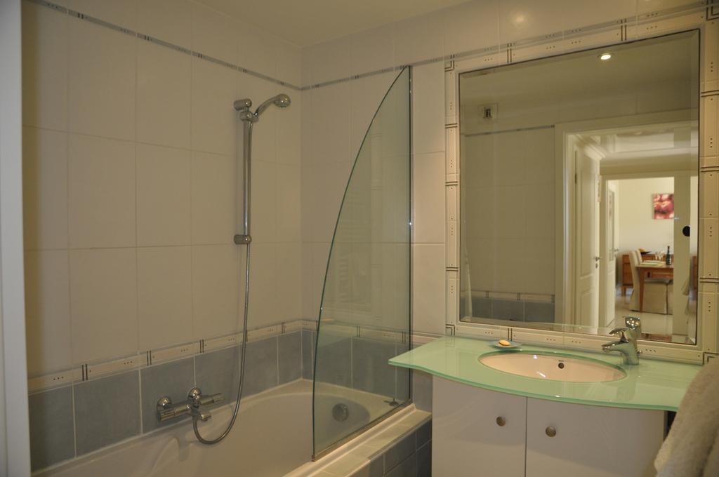 Stunning 2 Bed, 2 Bath Apt On The Cannes Sea Front Has Swimming Pool And Is A Secure Modern Building 464 Eksteriør bilde